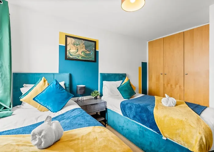 Enchanting Bristol Abode -Sleeps 6 With Balcony!