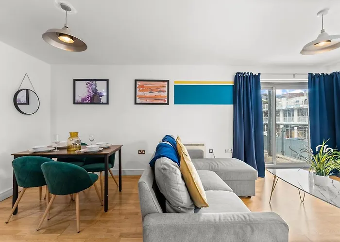 Enchanting Bristol Abode -Sleeps 6 With Balcony!